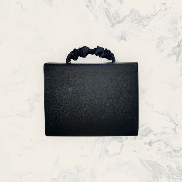 Cartera Negra Elegante con Asa Fruncida y Correa Larga - Imagen 3